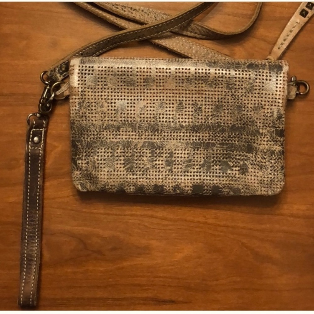 BED STU Bayshore crossbody wallet in grey rustic, Size: 5"h x 8'w × 2.5"
